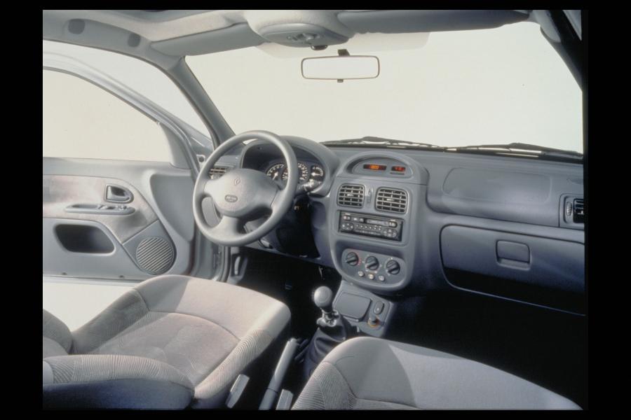  Renault Clio 1998 года  (фото 39 из 106)